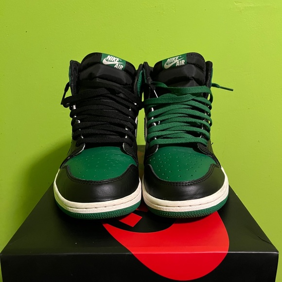 Air Jordan 1 Retro High OG - Picture 2 of 5